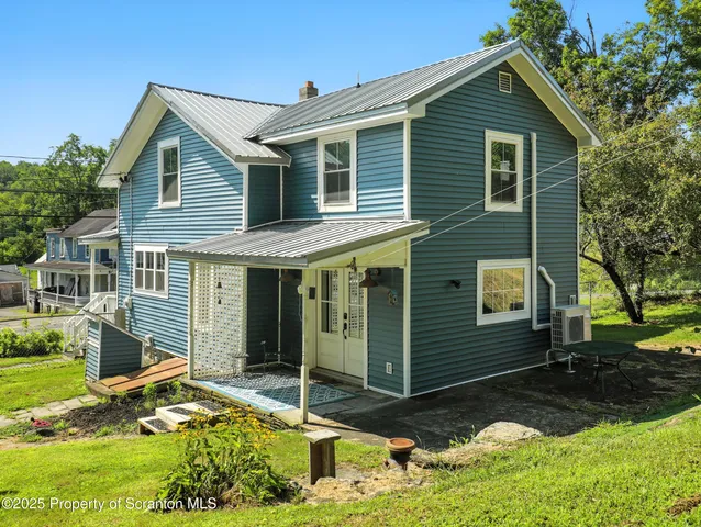 a view of a house with backyard