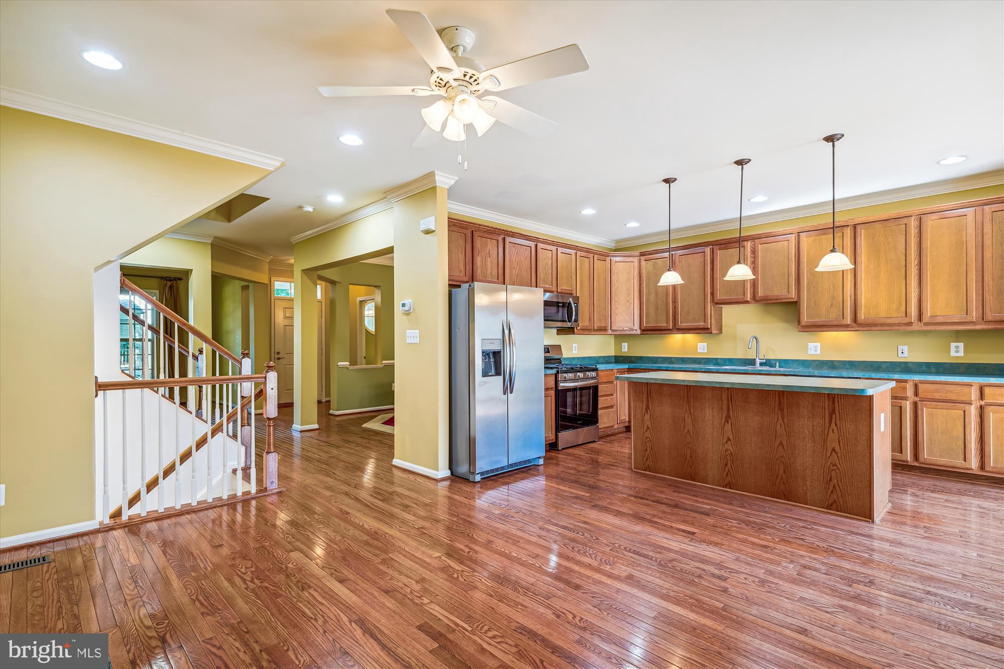 826 Highland Ridge Avenue Gaithersburg, MD 20878 - Photo 7 of 48 Kitchen with hardwood floors & all new appliances