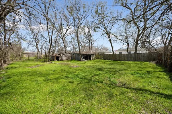 a view of yard with trees