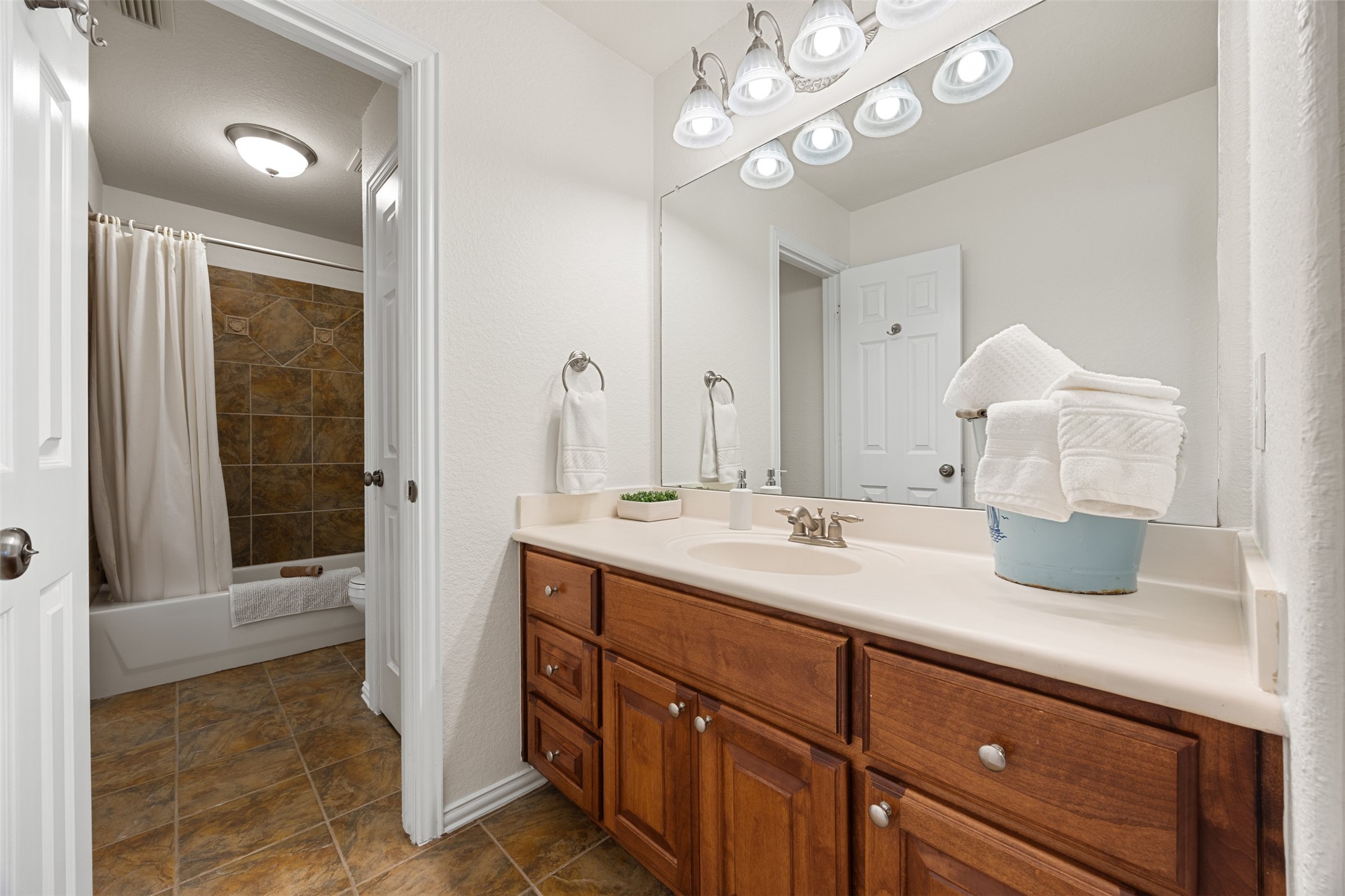 2603 Hendricks Lakes Drive Spring, TX 77388 - Photo 38 of 50 Spacious Jack-and-Jill bathroom featuring an extended vanity with abundant cabinet storage and private tub/shower area. Thoughtfully designed layout offers convenience and functionality for adjoining bedrooms.