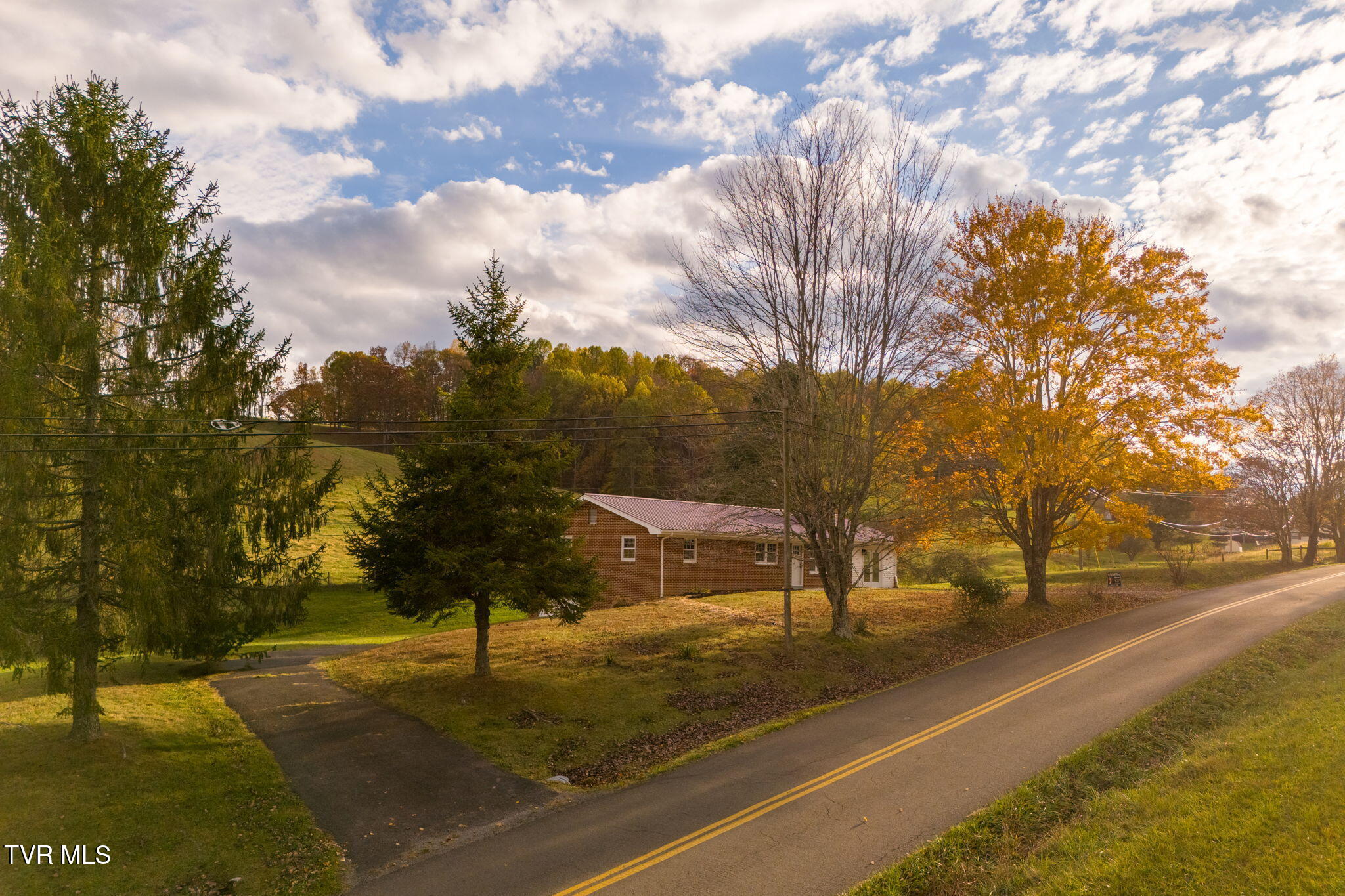 24850 Walden Road Abingdon, VA 24210 - Photo 2 of 38 2-web-or-mls-24850-walden-rd