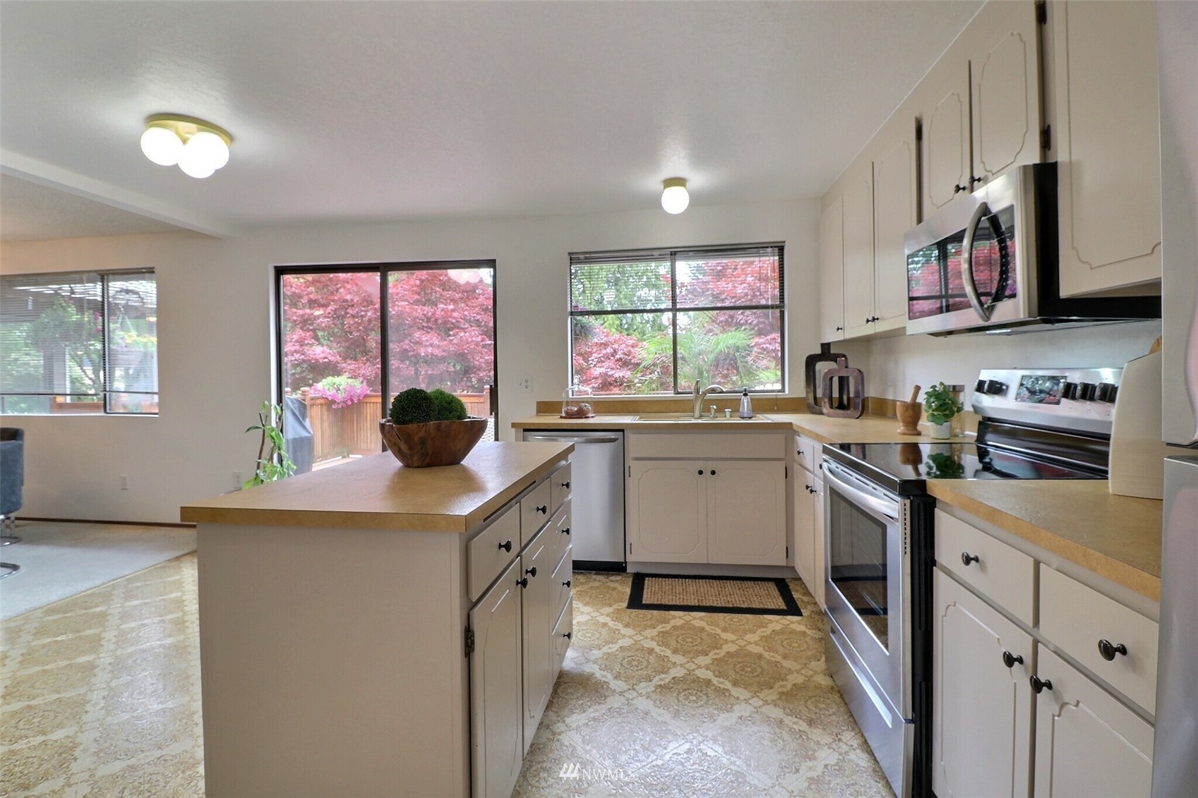 22105 2nd Place West Bothell, WA 98021 - Photo 13 of 37 a kitchen that has a sink and a stove in it