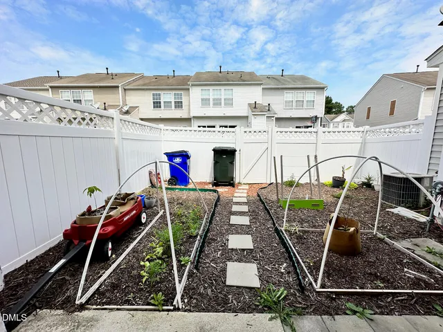 a view of a house with backyard