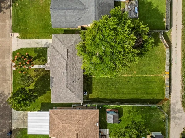 a view of a yard with chairs