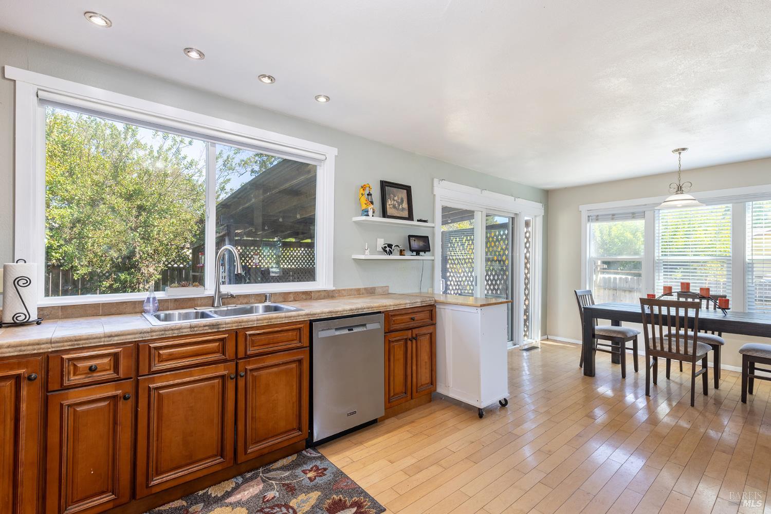 8886 Lancaster Drive Rohnert Park, CA 94928 - Photo 5 of 28 Gallery Image 5