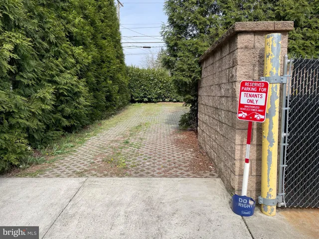 $1,500 | 4 North White Horse Pike, Lindenwold, NJ 08021