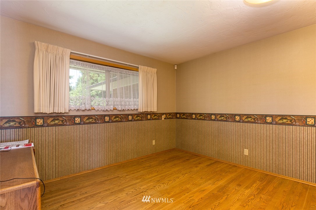 1716 West Sequim Bay Road Sequim, WA 98382 - Photo 22 of 40 a view of a ocean from a balcony