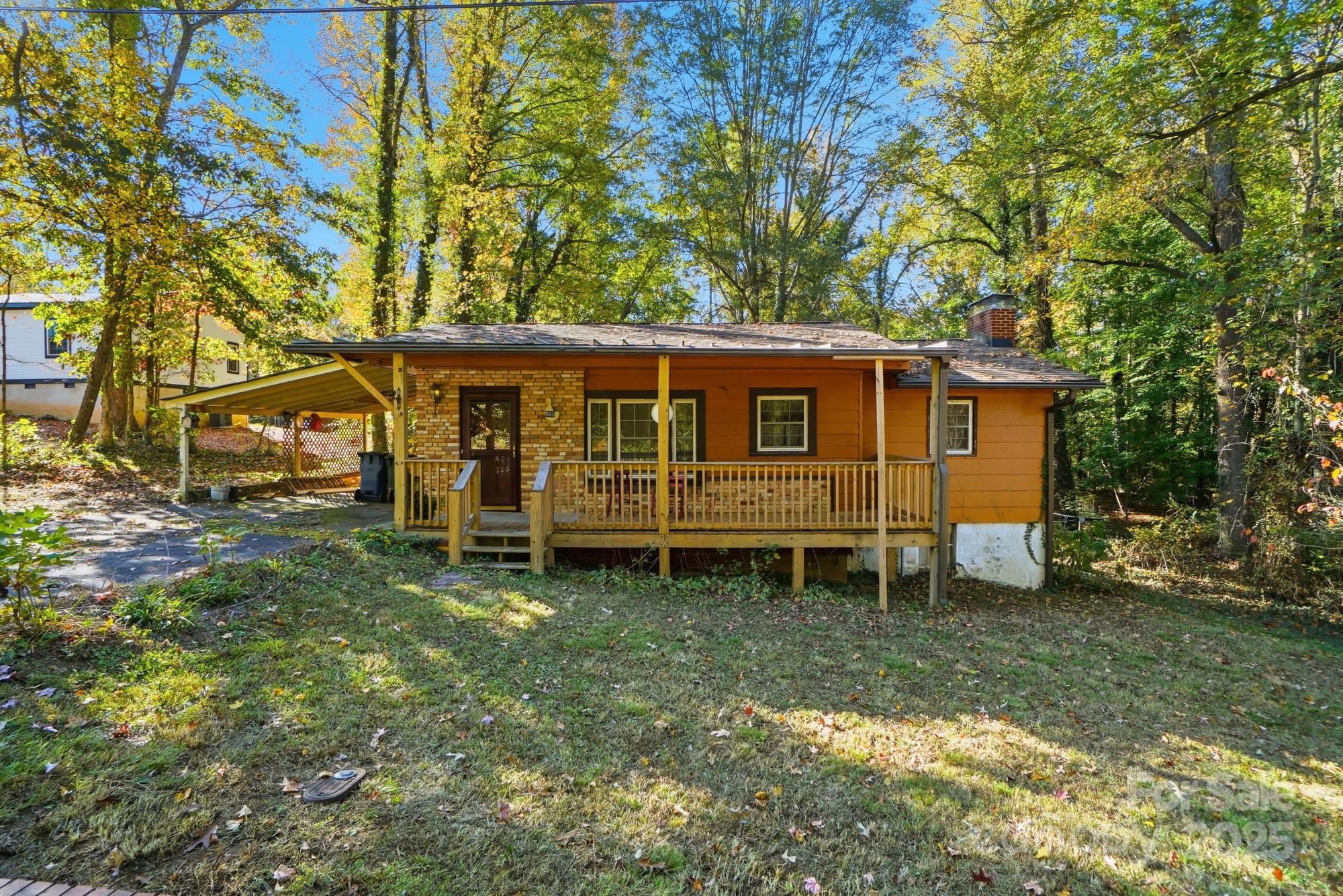 a view of a house with a yard