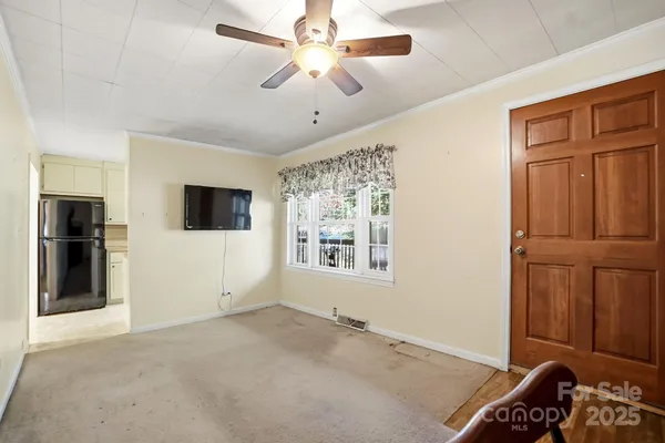 a view of livingroom with furniture and ceiling fan