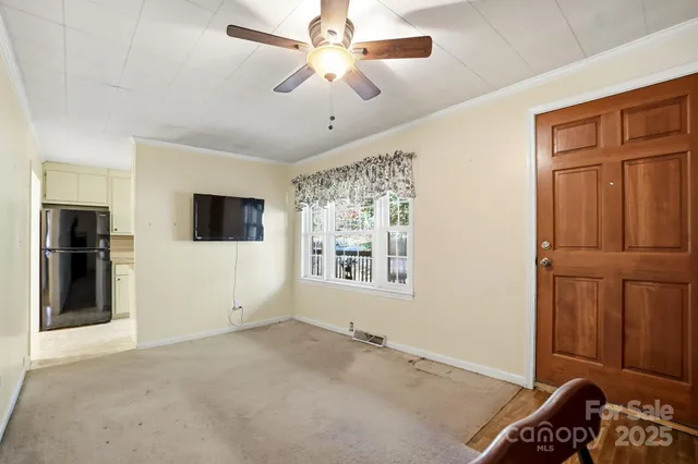 a view of livingroom with furniture and ceiling fan