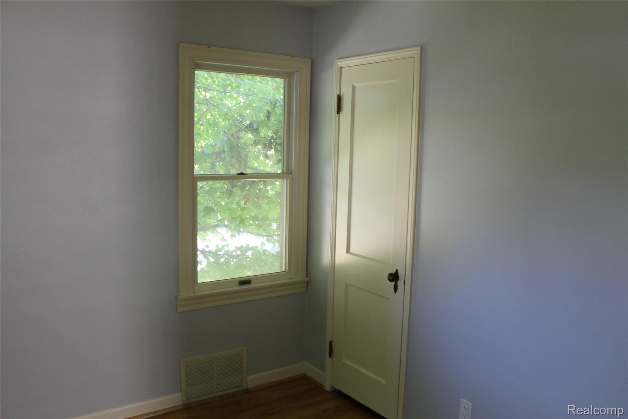 362 Dover Road Waterford, MI 48328 - Photo 11 of 26 bedroom.JPG