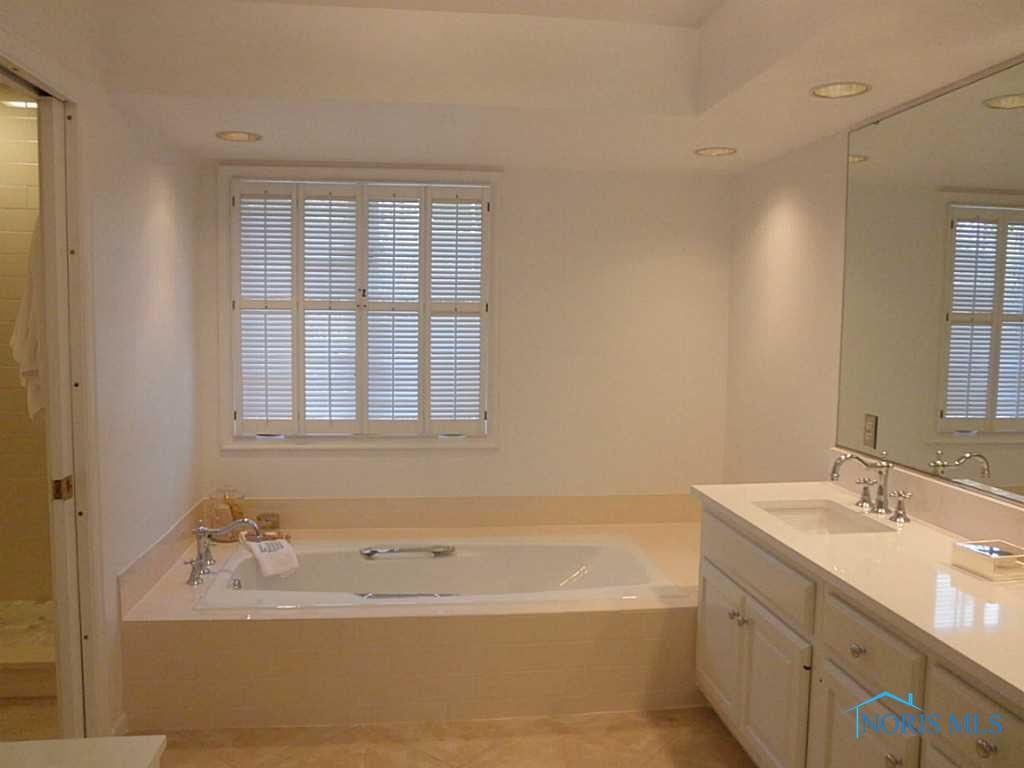 2805 Riva Ridge Road Toledo, OH 43615 - Photo 12 of 20 Master Bath/Spa.
