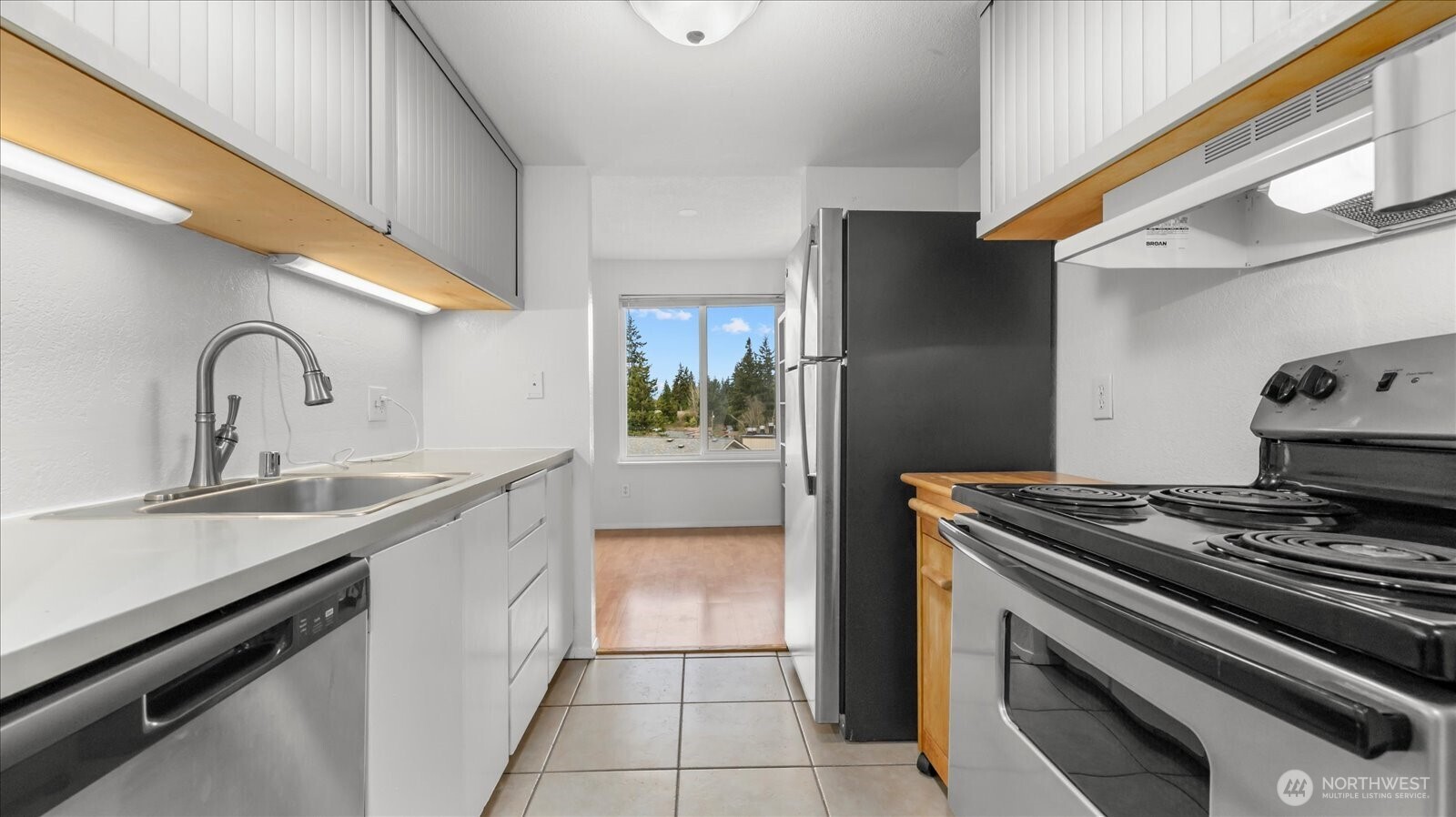323 75th Street Southeast, Unit B11 Everett, WA 98203 - Photo 9 of 26 a kitchen with a stove and a sink