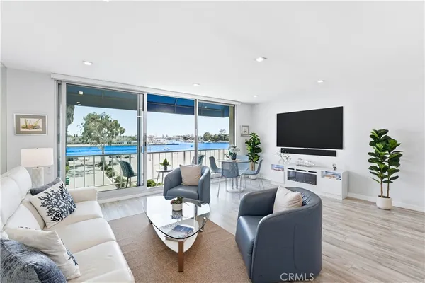 $795,000 | 383 Bay Shore Avenue, Unit 407, Long Beach, CA 90803
