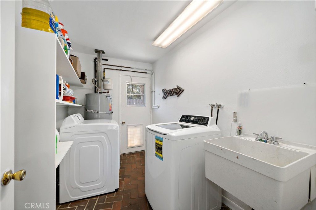 39980 Vía Fernando Temecula, CA 92592 - Photo 31 of 73 a utility room with dryer and washer