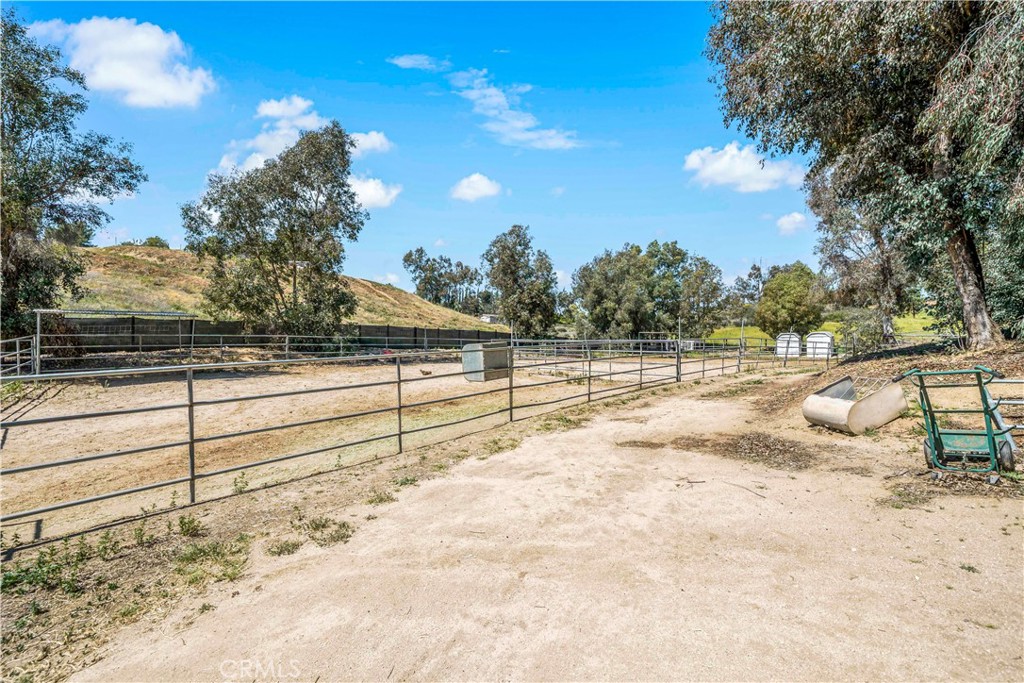 39980 Vía Fernando Temecula, CA 92592 - Photo 71 of 73 a view of a yard with wooden fence