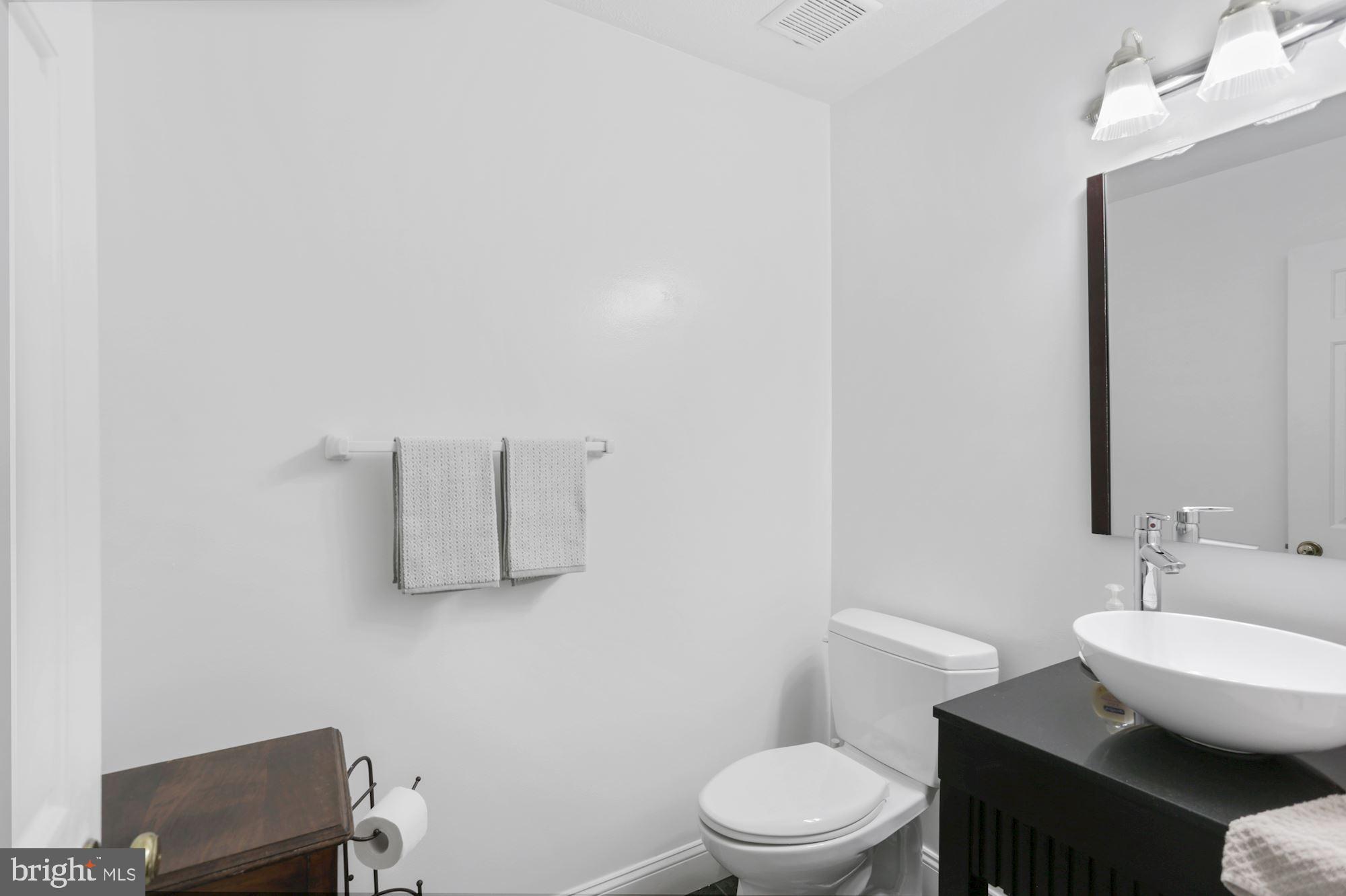 1958 Barton Hill Road Reston, VA 20191 - Photo 10 of 32 Powder Room