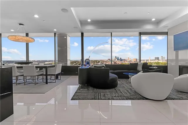 $1,165,000 | 700 West 31st Street, Unit 702, Kansas City, MO 64108