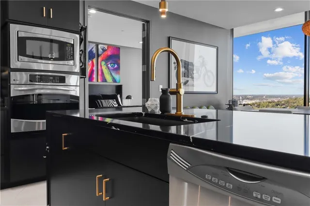 $1,165,000 | 700 West 31st Street, Unit 702, Kansas City, MO 64108