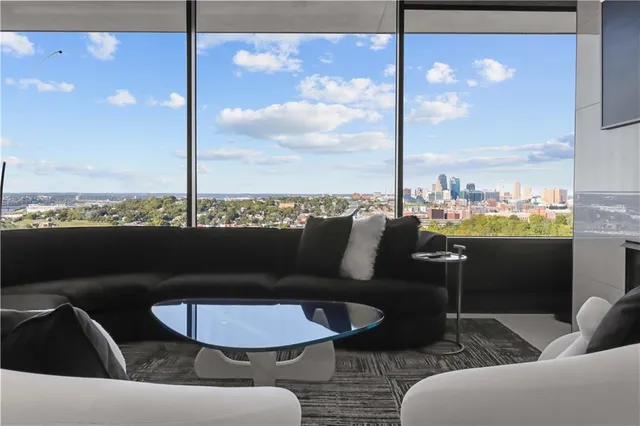 $1,165,000 | 700 West 31st Street, Unit 702, Kansas City, MO 64108