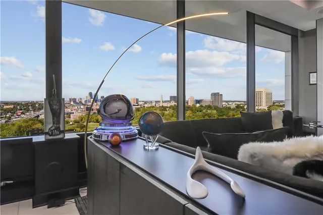 $1,165,000 | 700 West 31st Street, Unit 702, Kansas City, MO 64108