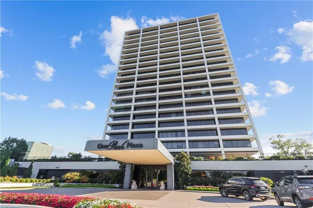 $1,165,000 | 700 West 31st Street, Unit 702, Kansas City, MO 64108