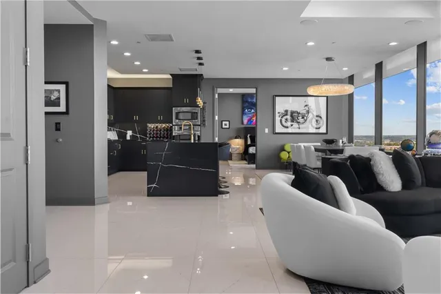 $1,165,000 | 700 West 31st Street, Unit 702, Kansas City, MO 64108