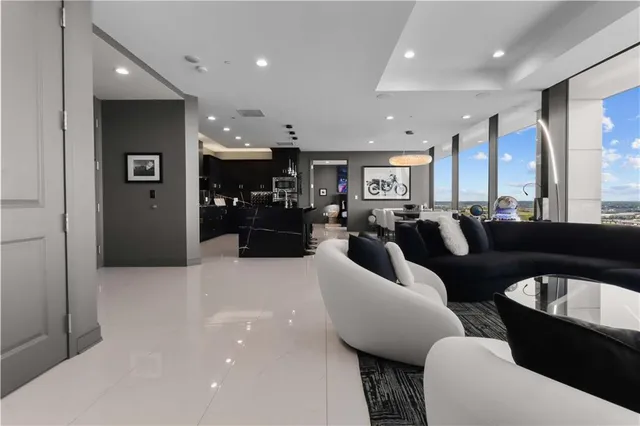 $1,165,000 | 700 West 31st Street, Unit 702, Kansas City, MO 64108