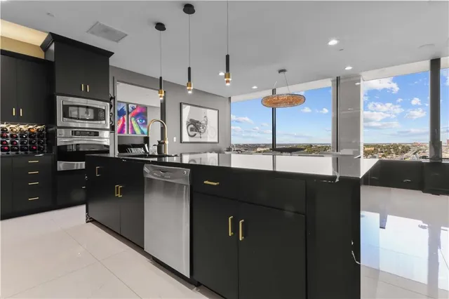 $1,165,000 | 700 West 31st Street, Unit 702, Kansas City, MO 64108