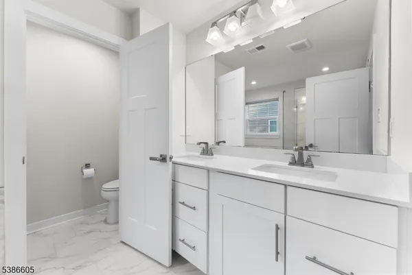 $875,000 | 58 Oakwood Boulevard, Hampton, NJ 08827