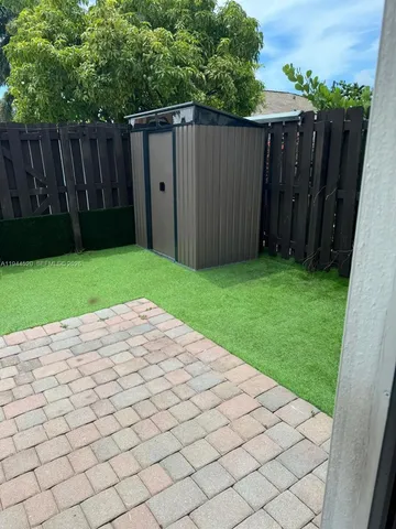 a view of a backyard