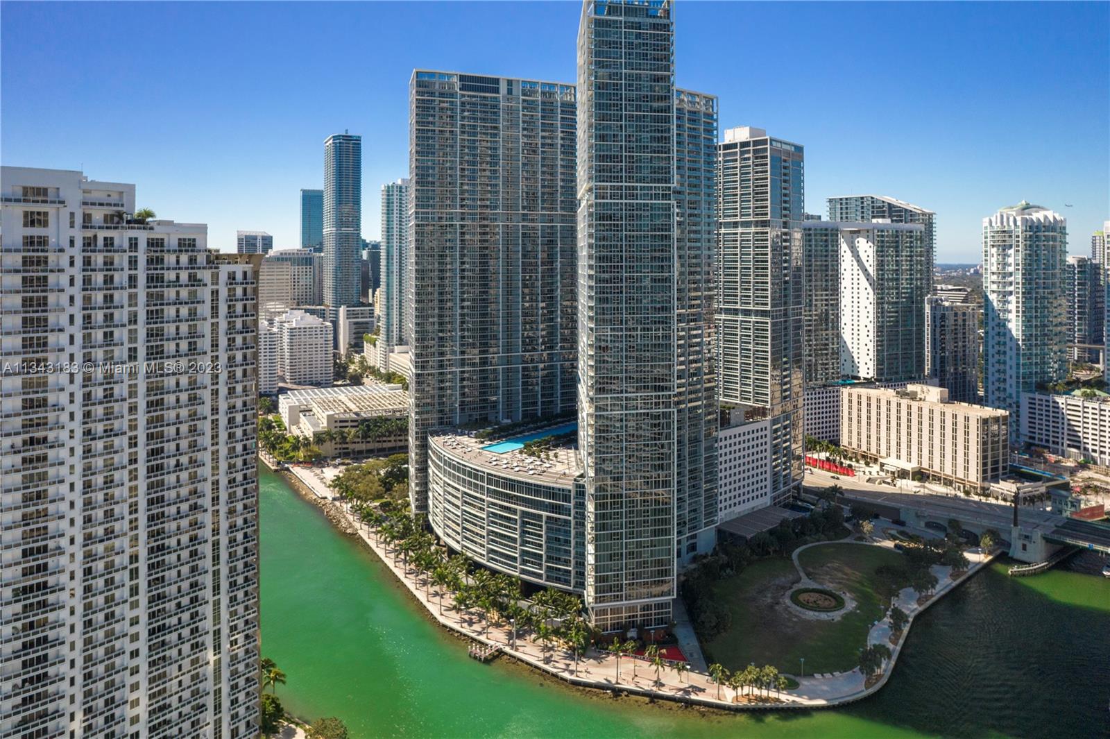 495 Brickell Avenue, Unit 3804 Miami, FL 33131 - Photo 22 of 23 a balcony with city view