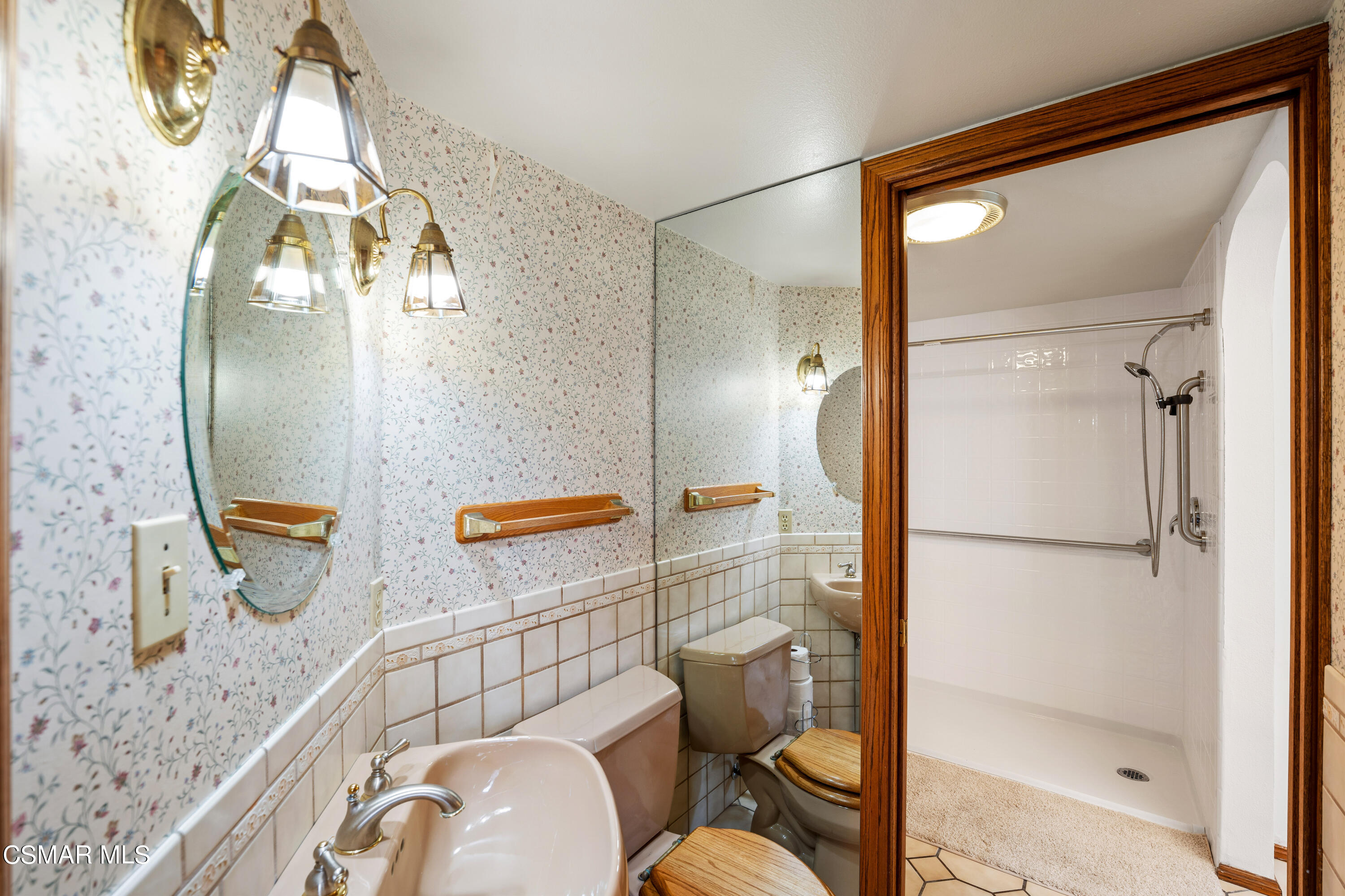 4512 Falkirk Bay Oxnard, CA 93035 - Photo 21 of 40 a bathroom with a sink a toilet and shower