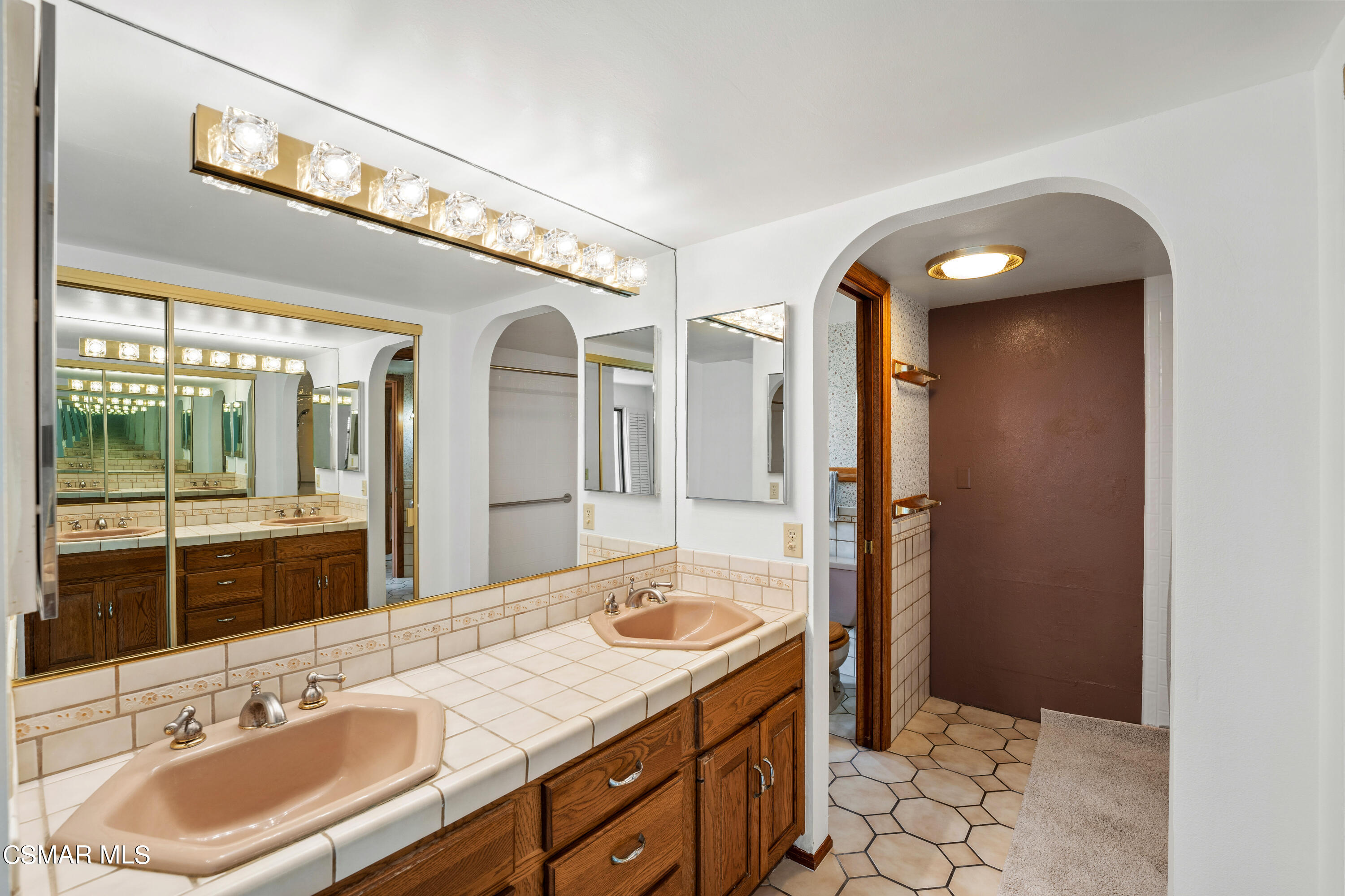 4512 Falkirk Bay Oxnard, CA 93035 - Photo 22 of 40 a bathroom with a sink and a mirror