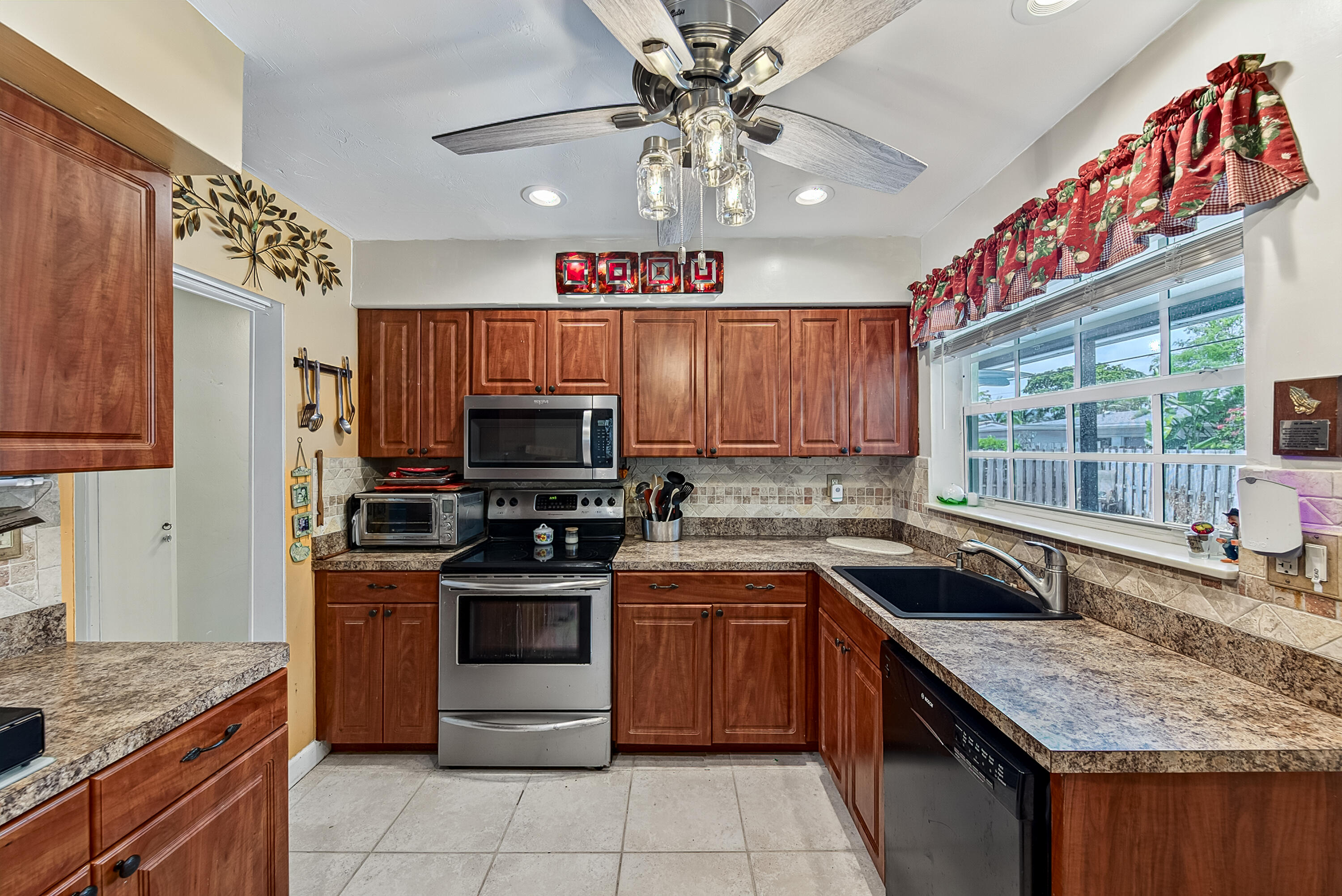 1131 Southwest 3rd Terrace Pompano Beach, FL 33060 - Photo 3 of 35 KITCHEN