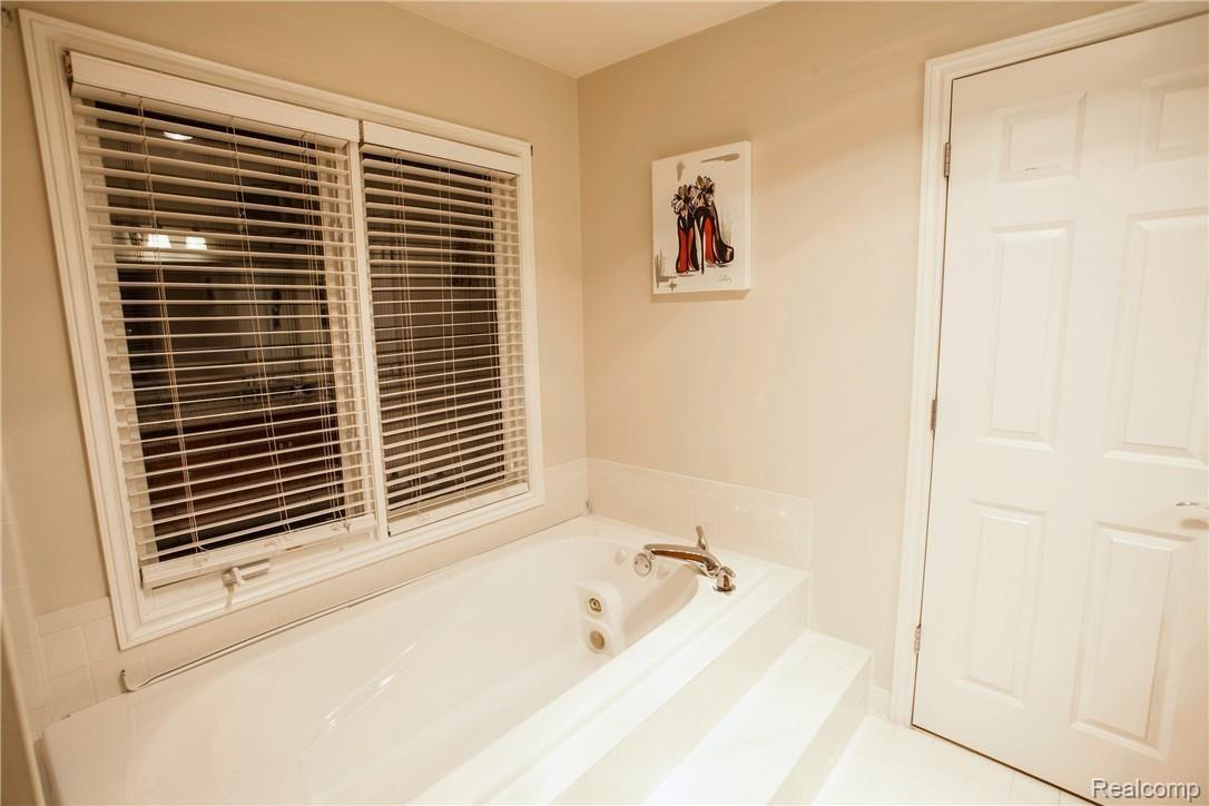 510 Bloomer Ridge Drive Rochester, MI 48307 - Photo 38 of 48 510 Bloomer Ridge-34.jpg