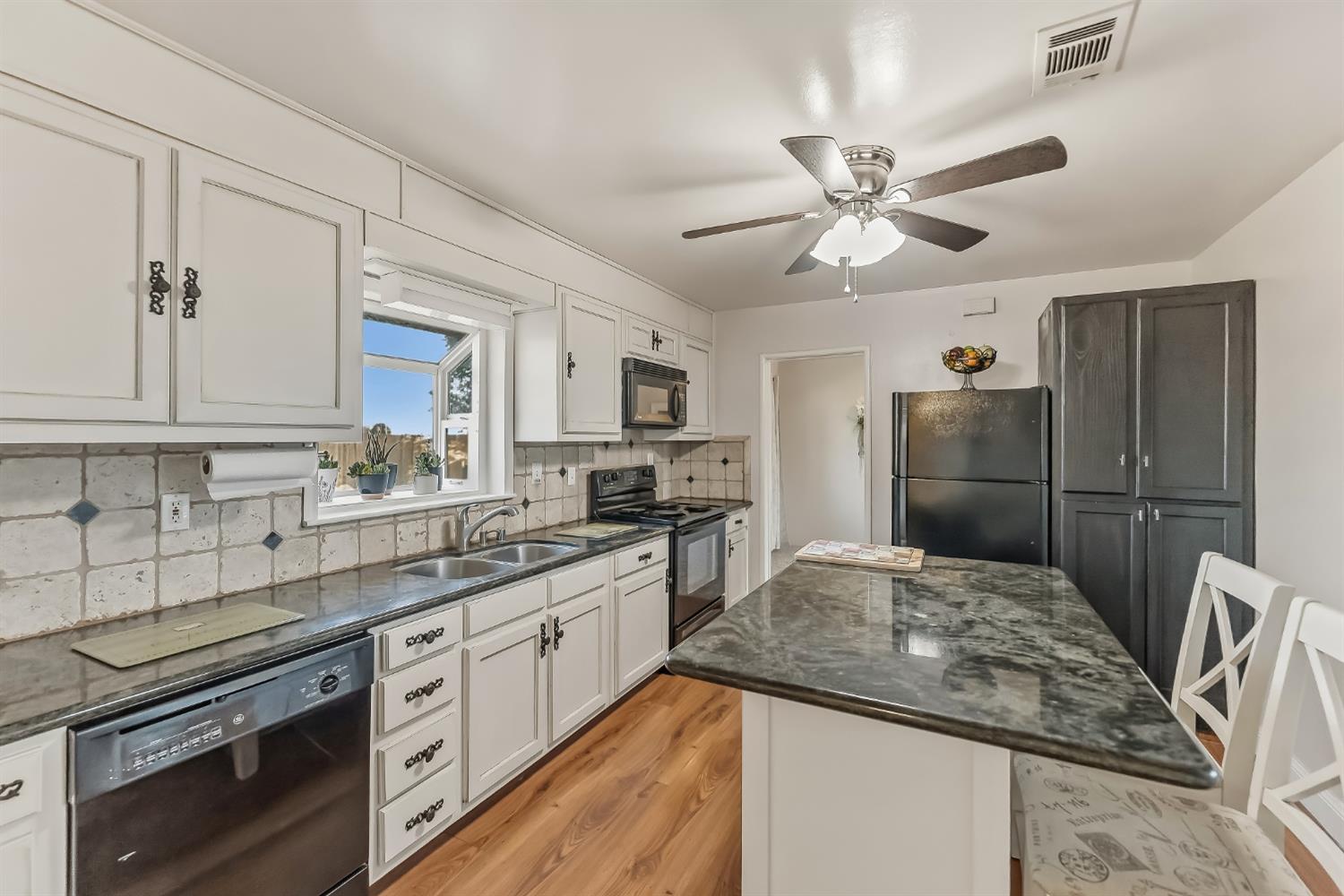 4730 East Richert Avenue Fresno, CA 93726 - Photo 9 of 26