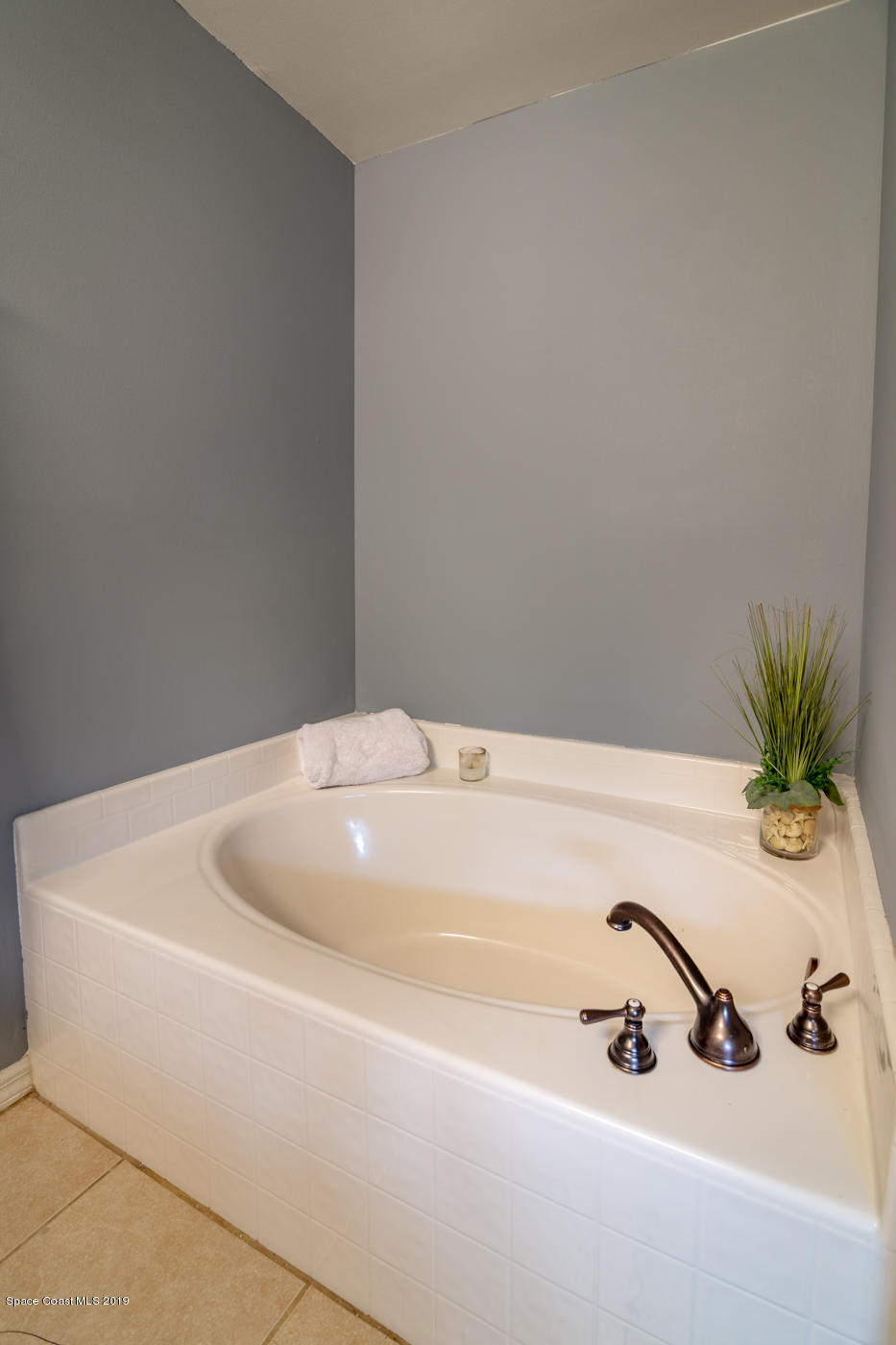 5585 Flint Road Cocoa, FL 32927 - Photo 8 of 14 a bathroom with a tub