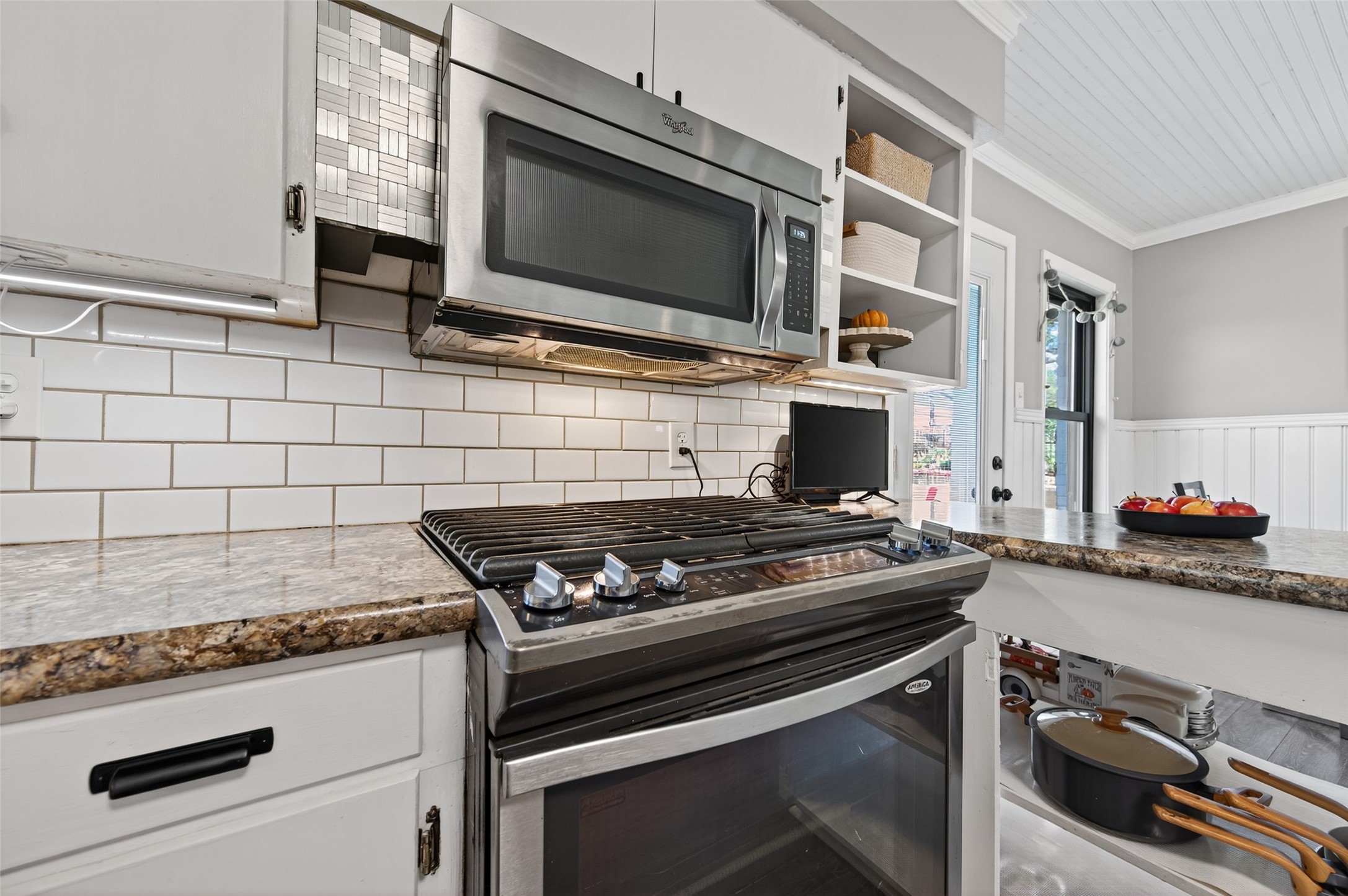 302 West Stone Street Brenham, TX 77833 - Photo 13 of 28 Gas stove and oven