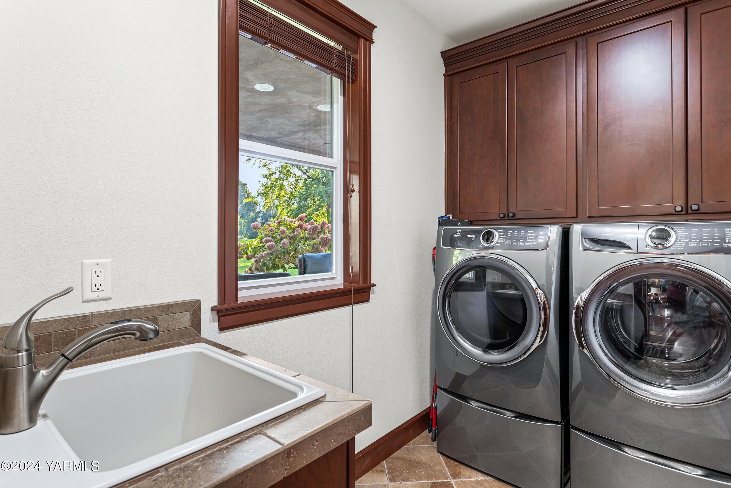 8800 Braeburn Loop Yakima, WA 98903 - Photo 23 of 45 Laundry, Mudroom off Garage