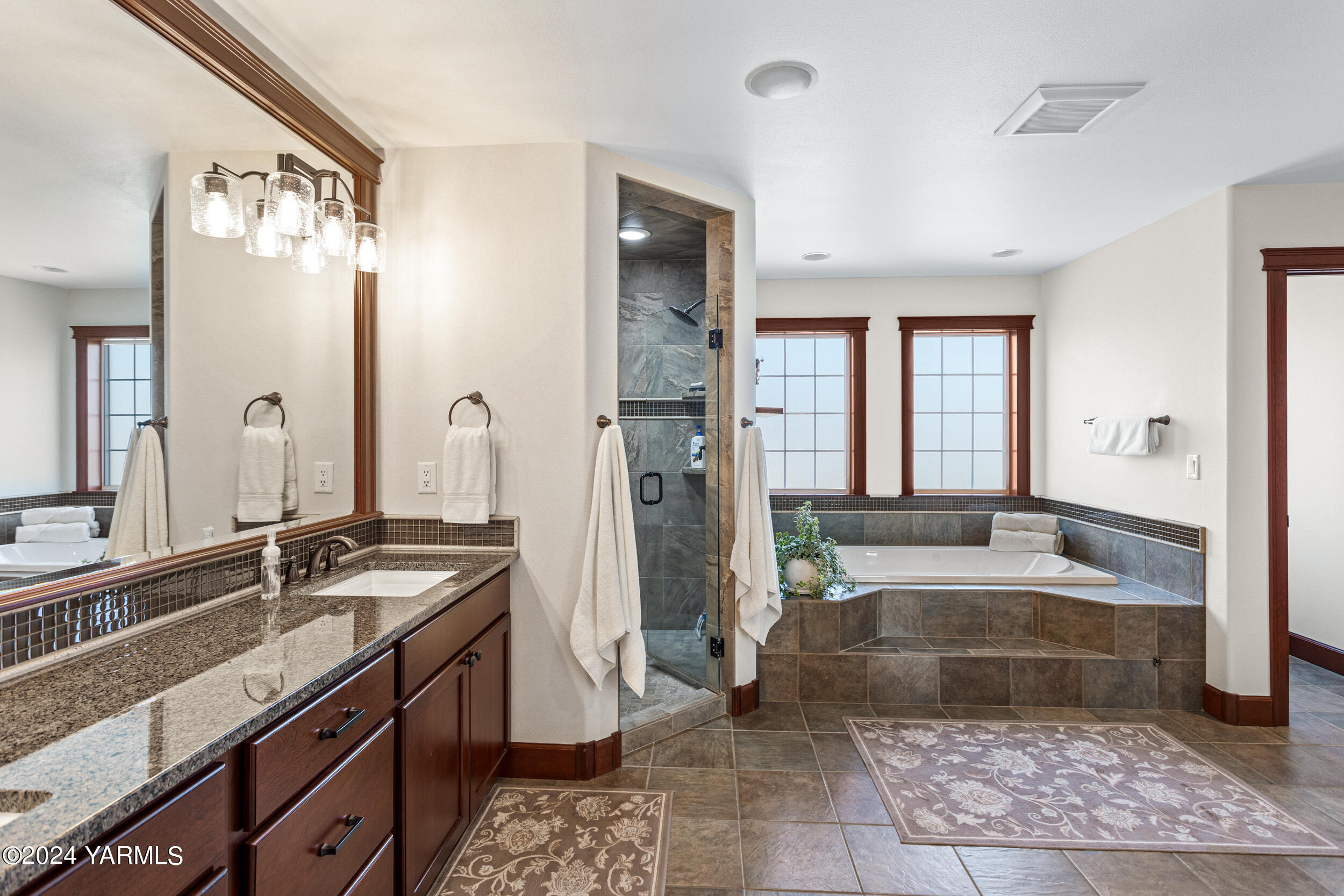 8800 Braeburn Loop Yakima, WA 98903 - Photo 31 of 45 Primary Bathroom