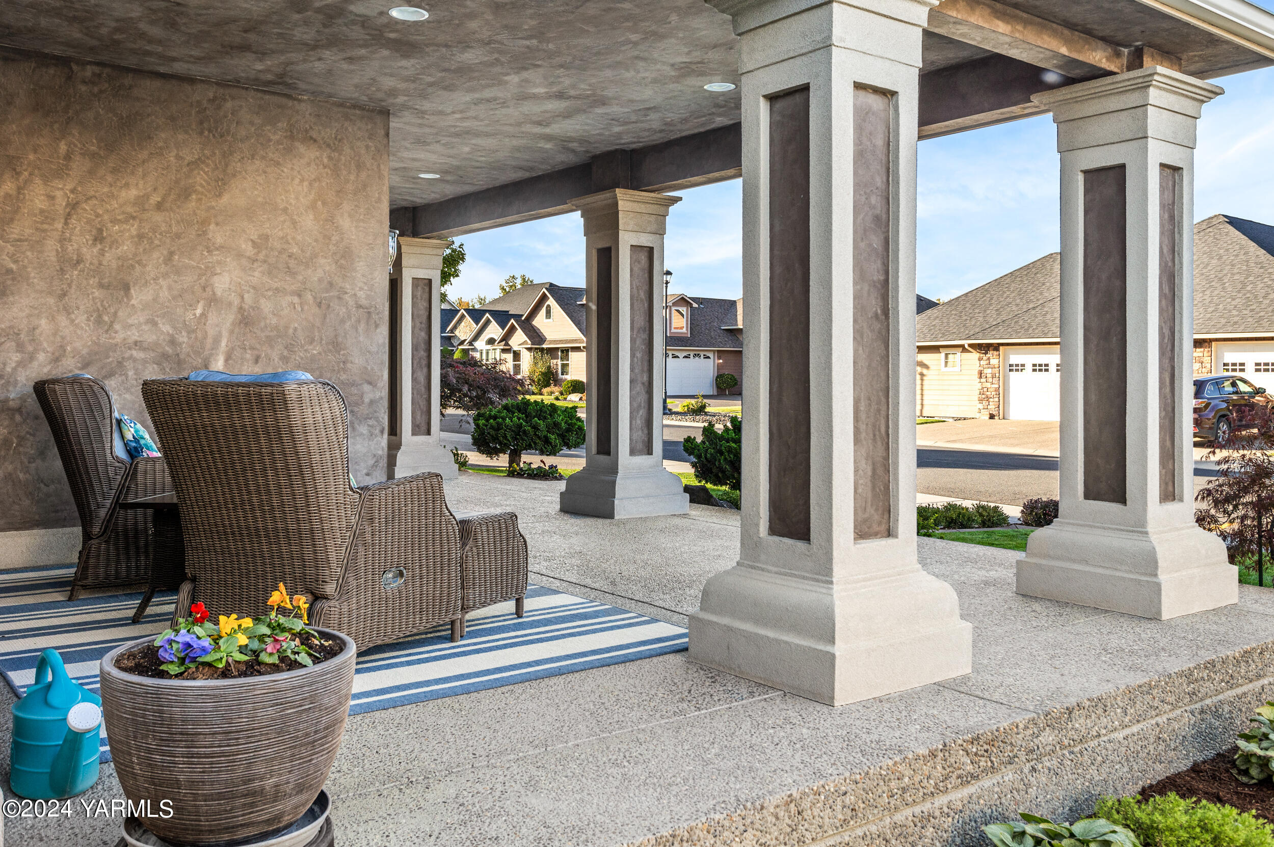 8800 Braeburn Loop Yakima, WA 98903 - Photo 6 of 45 Front Patio Space
