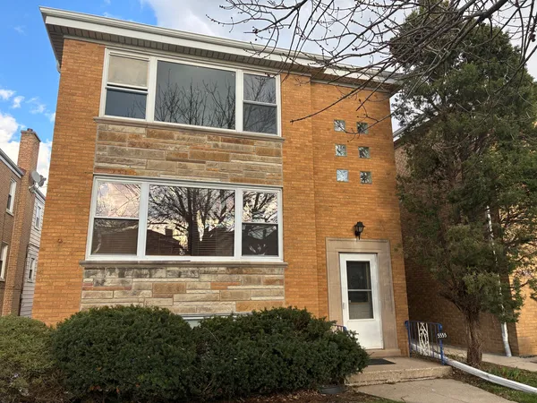 $2,300 | 5555 North Mango Avenue, Unit 1, Chicago, IL 60630