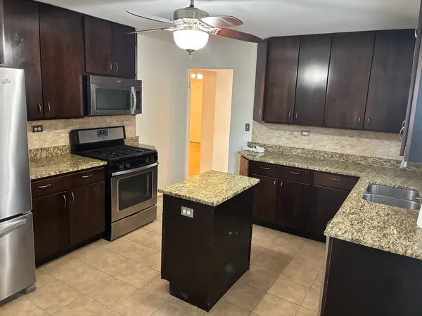 $2,300 | 5555 North Mango Avenue, Unit 1, Chicago, IL 60630