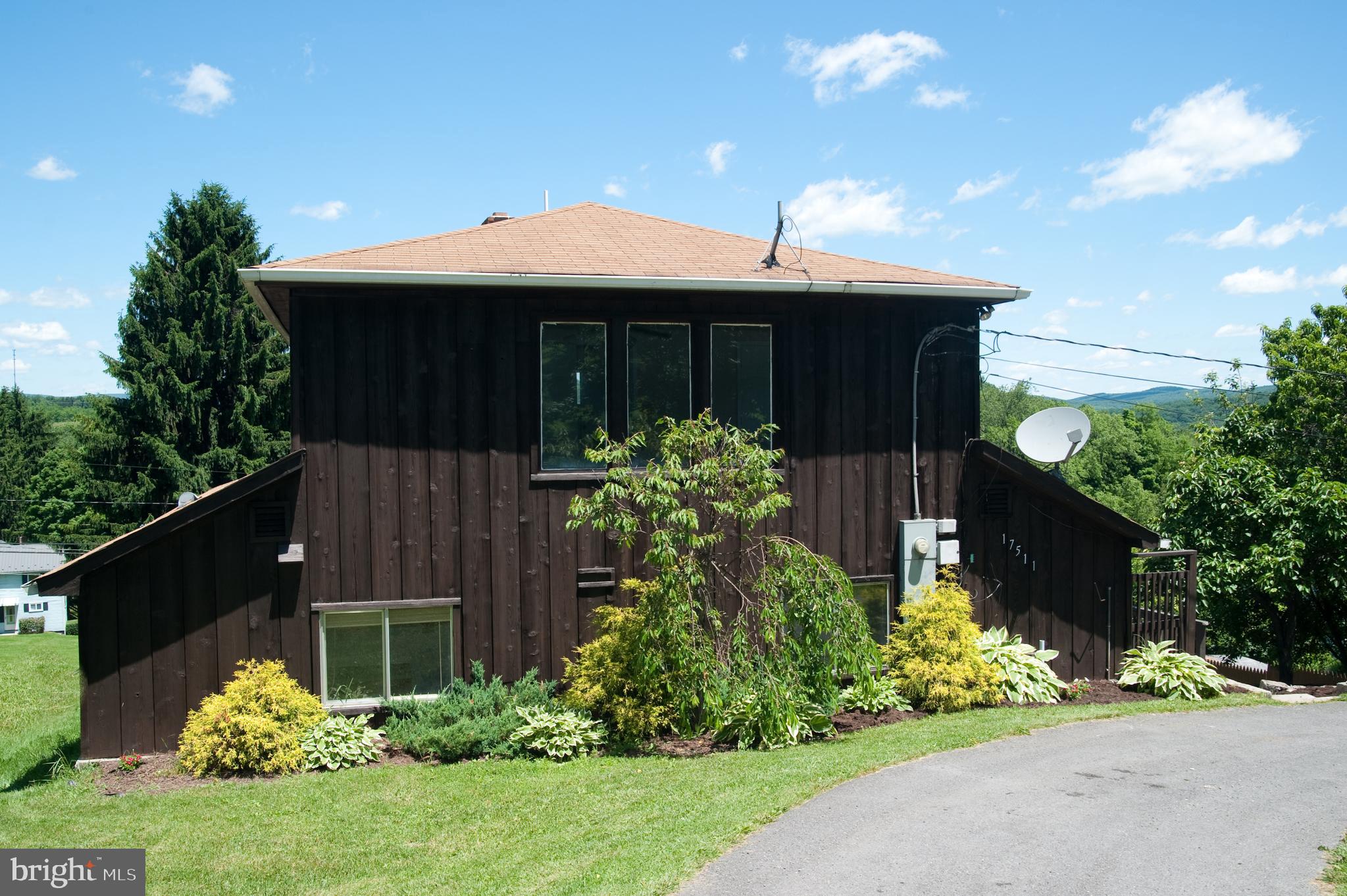 17511 Top Row Road Southwest Frostburg, MD 21532 - Photo 2 of 27 Master bdrm has nice large windows