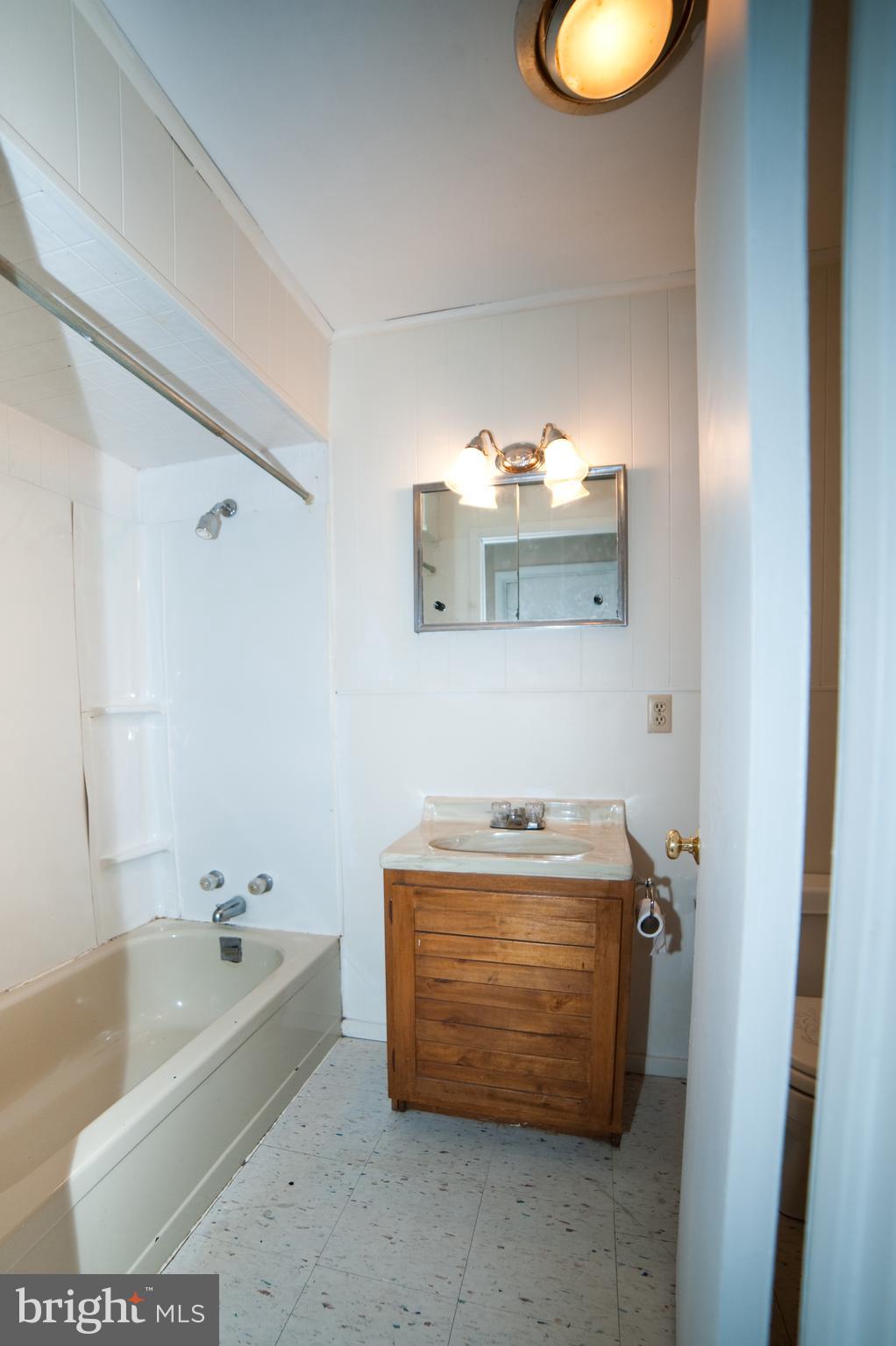 17511 Top Row Road Southwest Frostburg, MD 21532 - Photo 11 of 27 first floor full bath