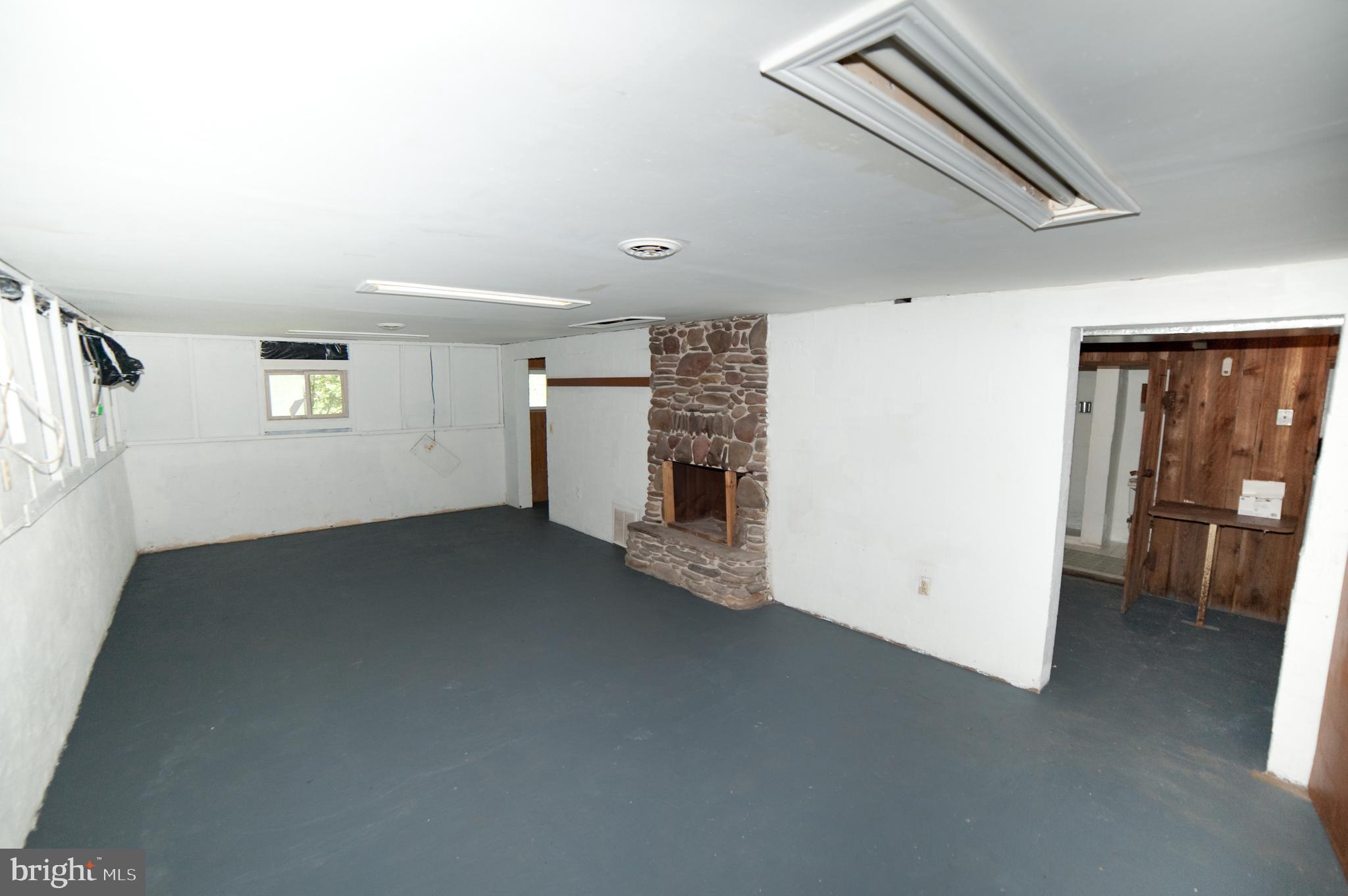 17511 Top Row Road Southwest Frostburg, MD 21532 - Photo 18 of 27 family room space, ready for final touches