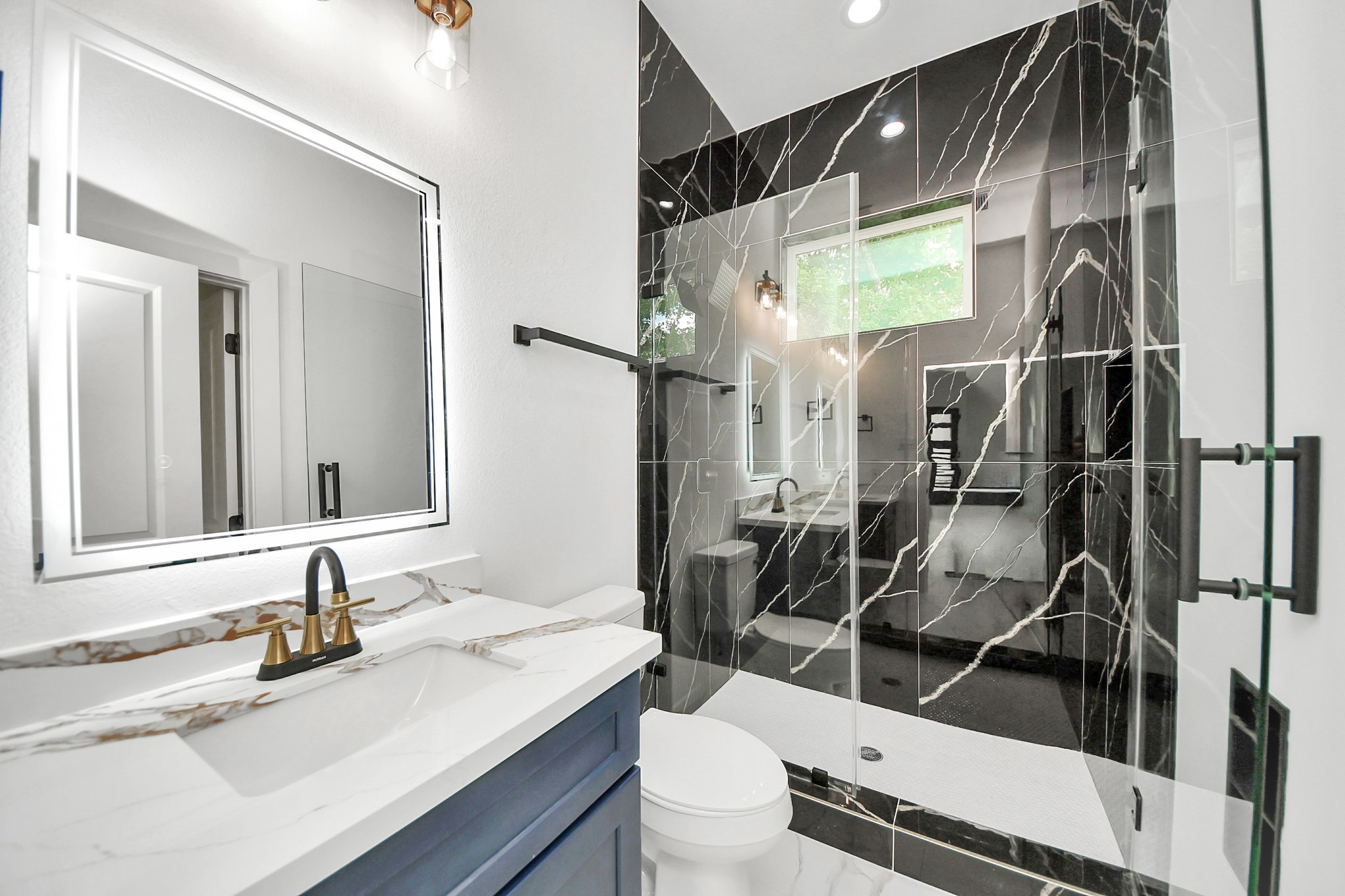 6629 Foster Street Houston, TX 77021 - Photo 16 of 33 On suite bathroom. Also accessible from living area.