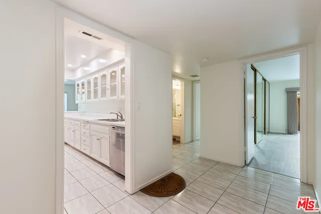 $3,200 | 6732 Hillpark Drive, Unit 307, Los Angeles, CA 90068