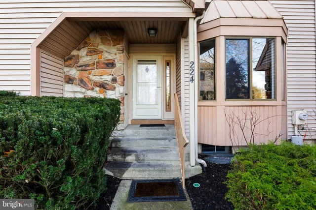 a view of a entrance of the house